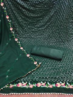 Punjabi suit outlet mein