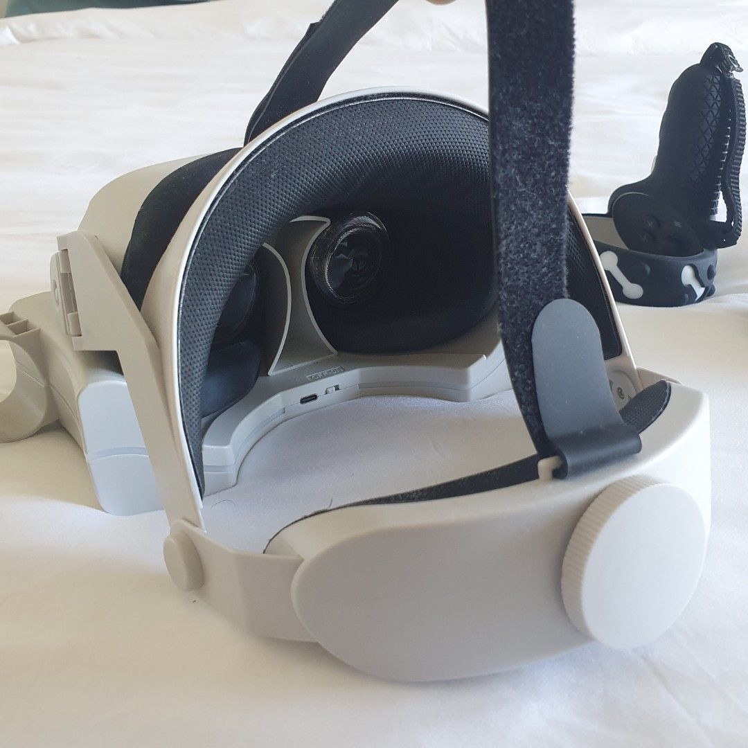 SALE! Oculus Quest 2 w/ FREE accessories, Video Gaming, Video Game