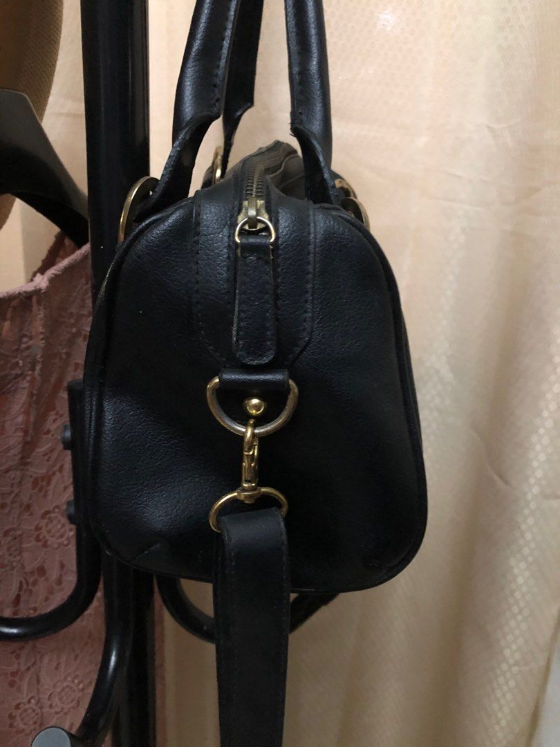 Samantha Vega two-way bag (Category: Luxury Bags & Wallets) located in Santiago. Submitted by mariesimon (Listing ID 1199252726, Image 3). Description: .