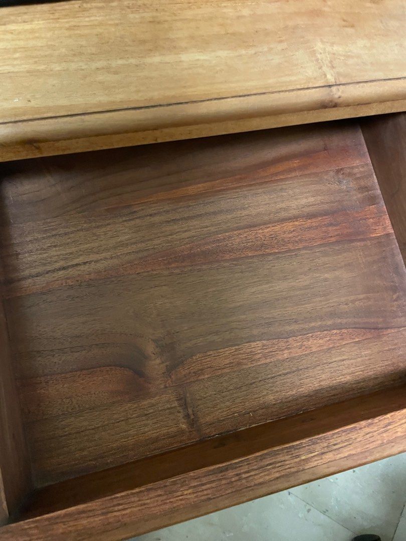 Solid wood Table (Category: Tables & Sets) located in Singapore. Submitted by emilyvan (Listing ID 1199406604, Image 3). Description: Pls arrange your own delivery 🚚 if you need delivery there will be charge depending on location..