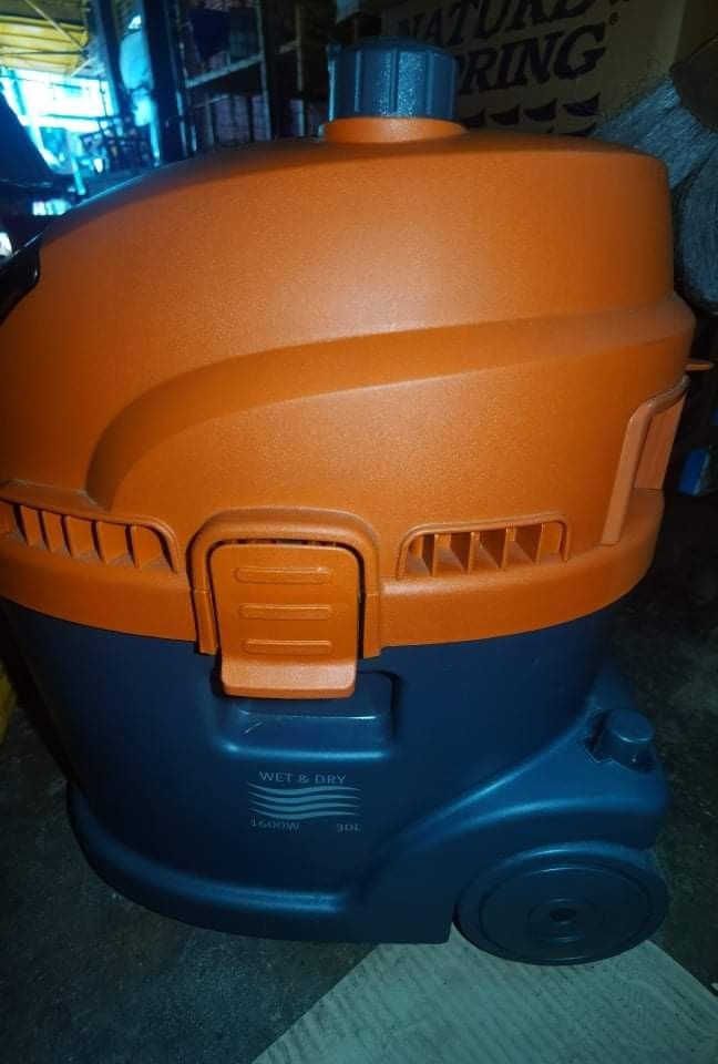 Vacuum for sale, Furniture & Home Living, Cleaning & Homecare Supplies