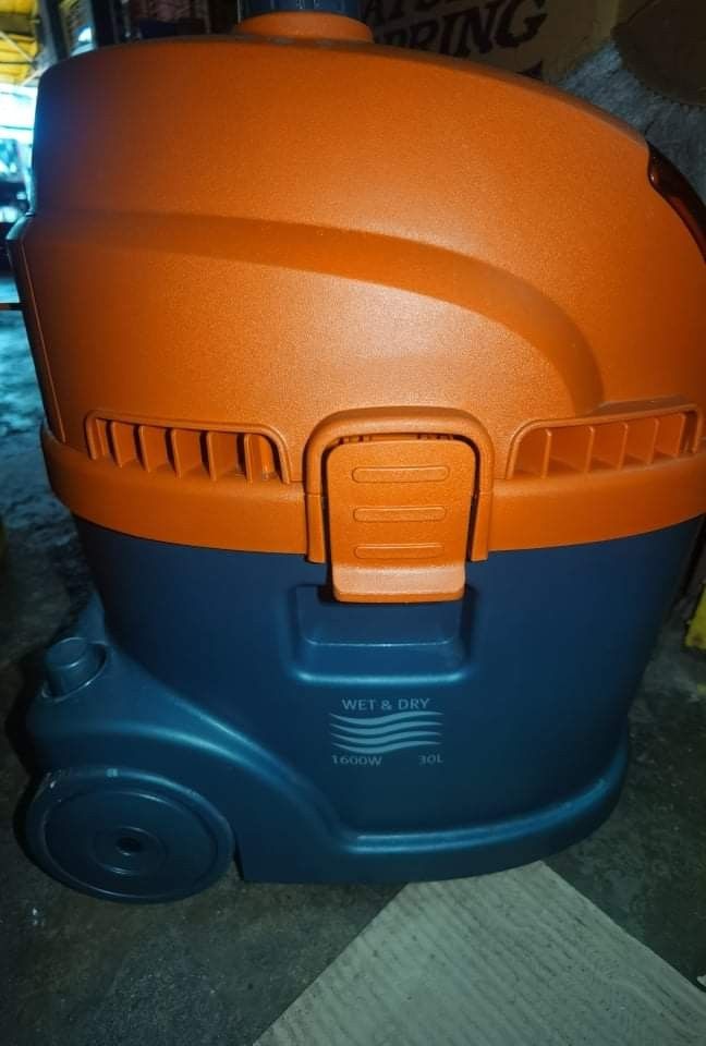 Vacuum for sale, Furniture & Home Living, Cleaning & Homecare Supplies