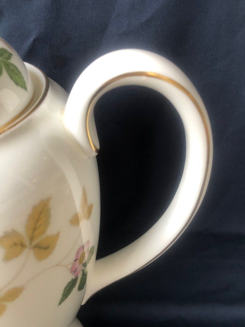 SALE Vintage Wedgwood Wild Strawberry teapot coffee pot Made in England, Hobbies & Toys