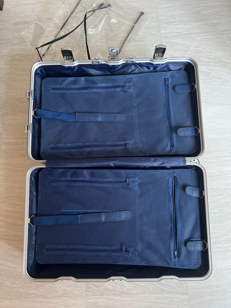 28 Inch Luggage Super Spacious Depth, Hobbies & Toys, Travel, Luggage