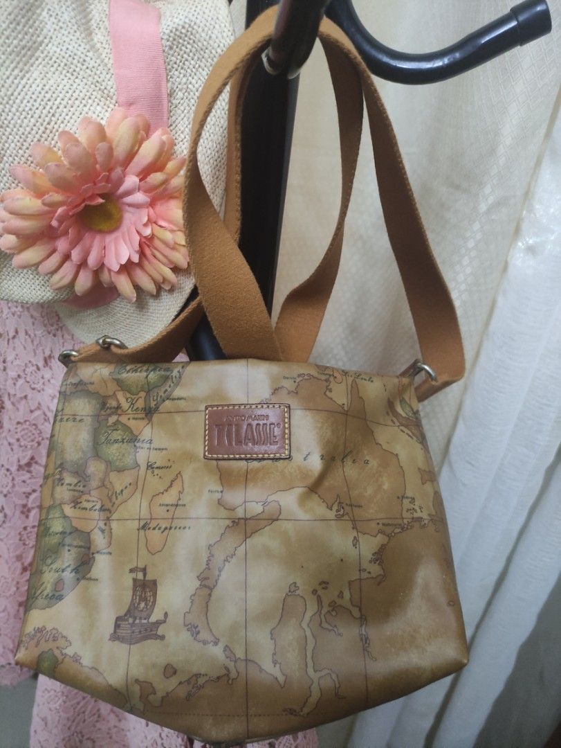 Alviero Martini sling bag (Category: Luxury Bags & Wallets) located in Santiago. Submitted by mariesimon (Listing ID 1199441867, Image 1). Description: .