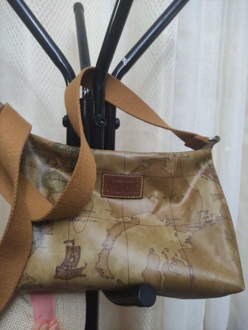 Alviero Martini sling bag (Category: Luxury Bags & Wallets) located in Santiago. Submitted by mariesimon (Listing ID 1199441867, Image 2). Description: .