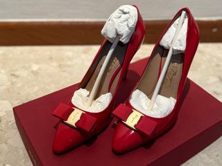Red leather online pumps mid heel