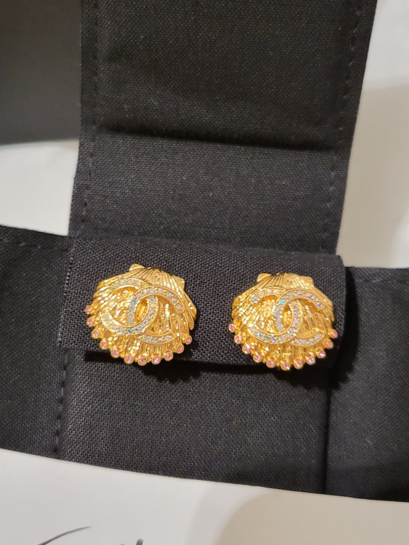 Chanel clip on earrings 23C shell CC VIP gift, 女裝, 手錶及配件, 其他飾物- Carousell