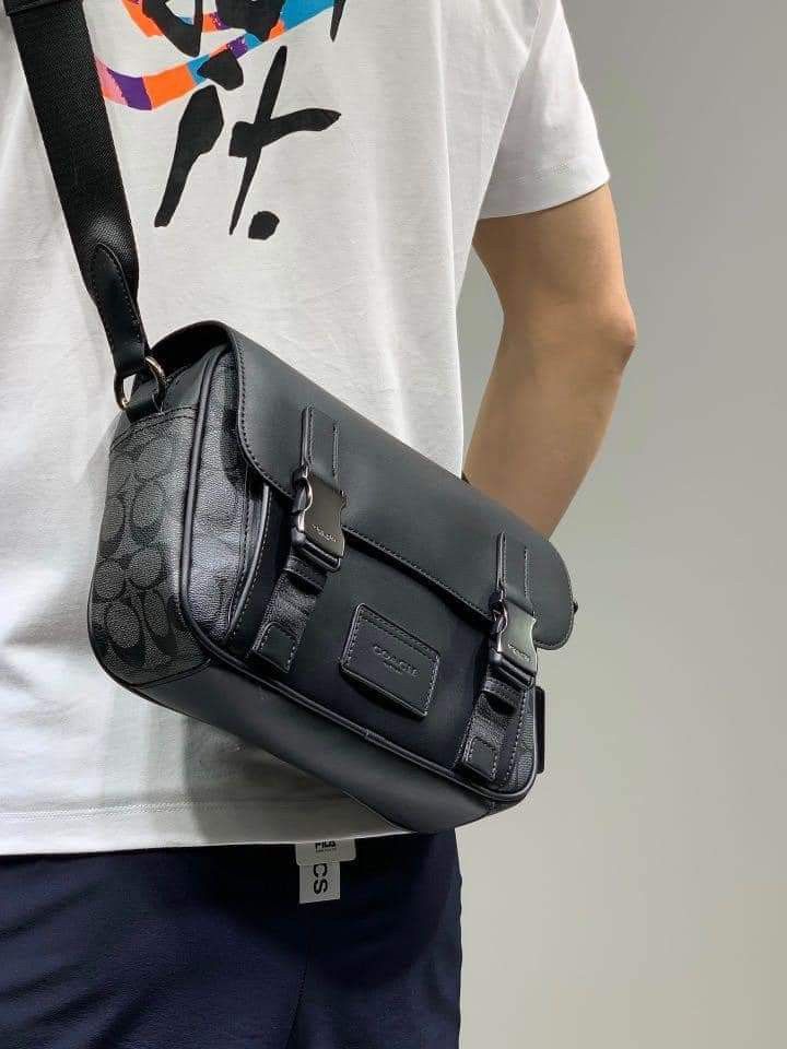 Coach Track Messenger in Signature Canvas, Men's Fashion, Bags, Sling Bags  on Carousell