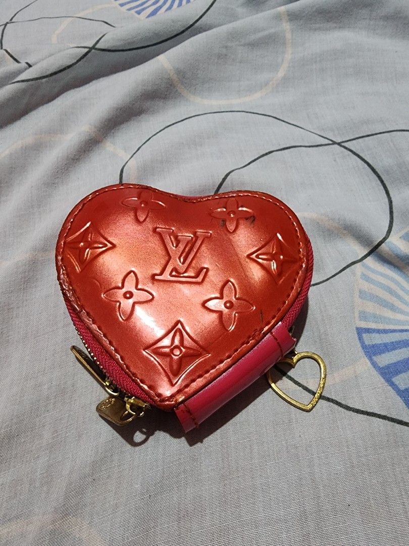 Heart wallet (Category: Luxury Bags & Wallets) located in Cebu City. Submitted by rhea20ph (Listing ID 1199598581, Image 1). Description: pre loved item patent material 2 compartments no code flaw: minimal color transfer plus sf.