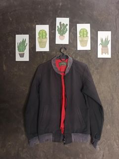 Jaket hitam wanita