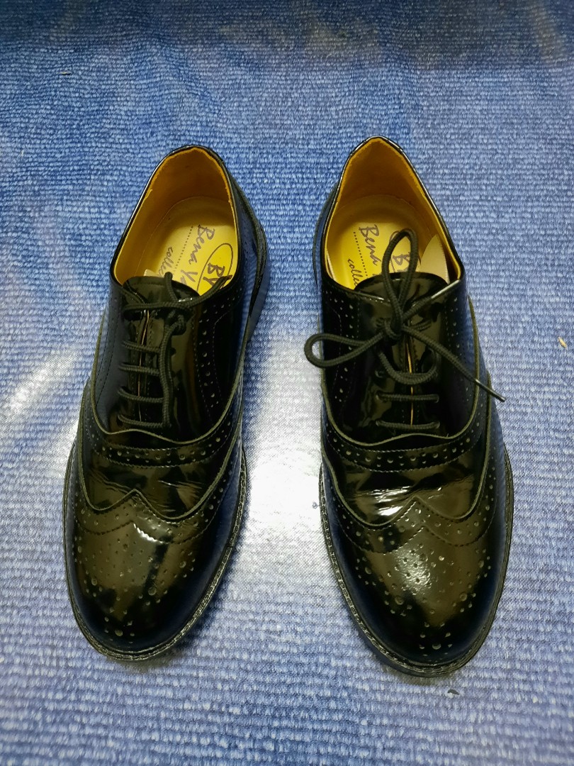 Army officer deals shoes