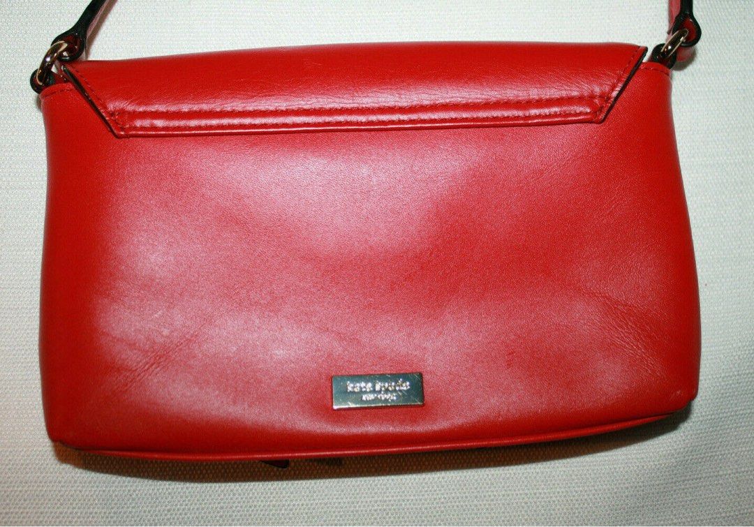 Kate spade Bow bag (Category: Luxury Bags & Wallets) located in Manila. Submitted by chelseaaudrey (Listing ID 1199623460, Image 2). Description: No damage outside but the inside has sign of uses FLAWS INSIDE Authentic bought from kate spade US NOT FOR NIT PICKY BUYERS PLEASE BUY INSTEAD IN OUTLETS FOR FULL PRICE.