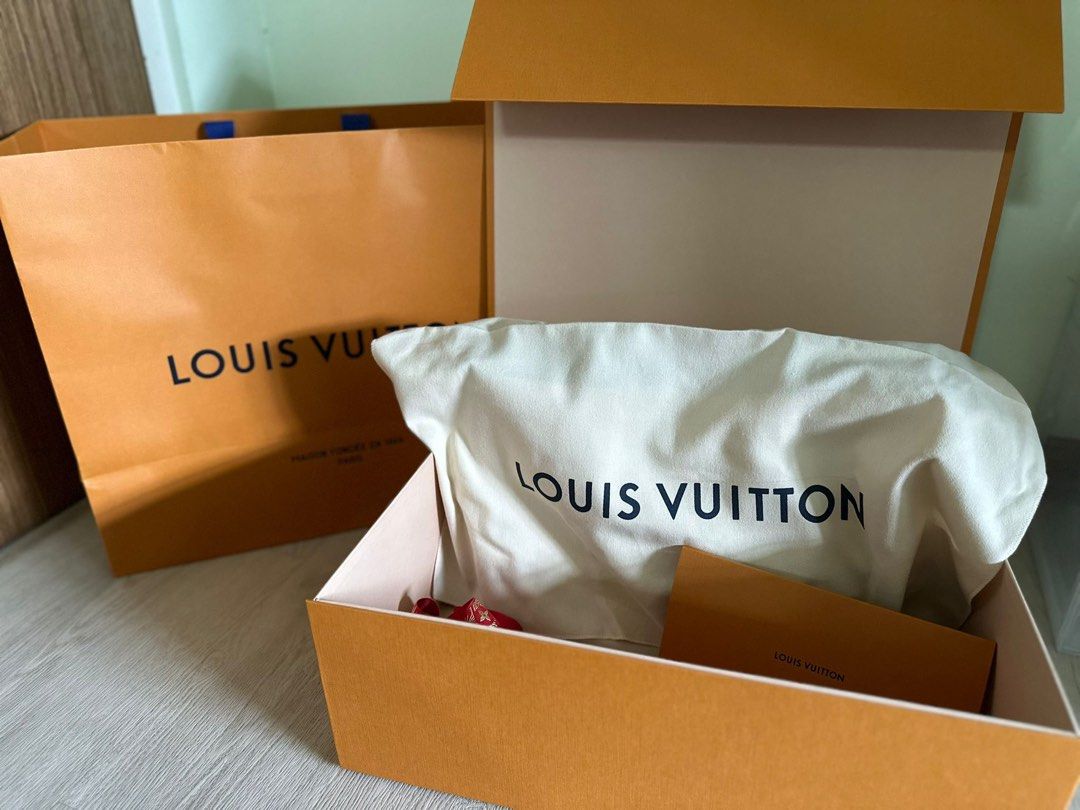 Louis Vuitton Grained Calfskin Lockme Shopper Tote (SHF-21964