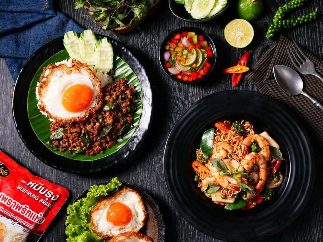 Meeprung Thai StirFried Holy Basil Dried Chili Sauce Halal 1000ml Pad Ka Prow Thai food, Food