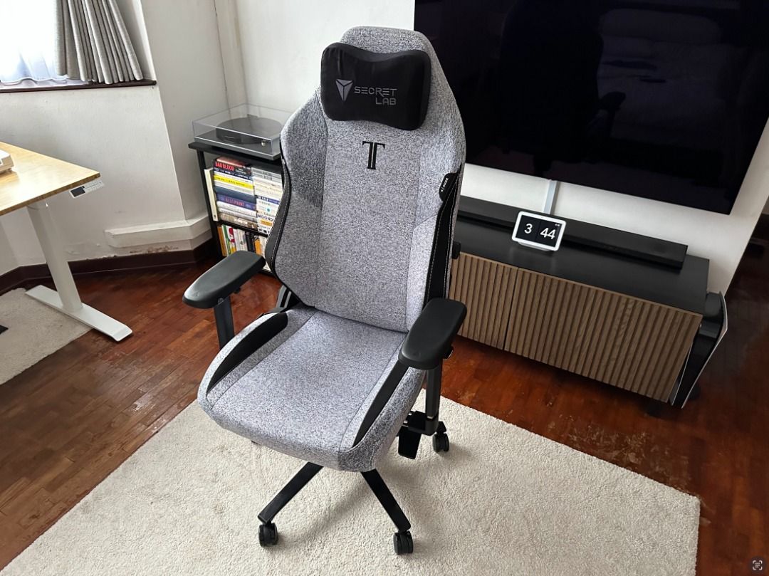 Almost New Secretlab TITAN EVO 2022 Small SoftWeave Cookies Cream