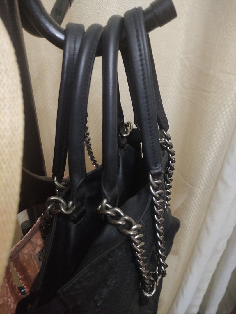 Rouge and Lounge 2-way leather bag (Category: Luxury Bags & Wallets) located in Santiago. Submitted by mariesimon (Listing ID 1199537202, Image 3). Description: Authentic, genuine leather.