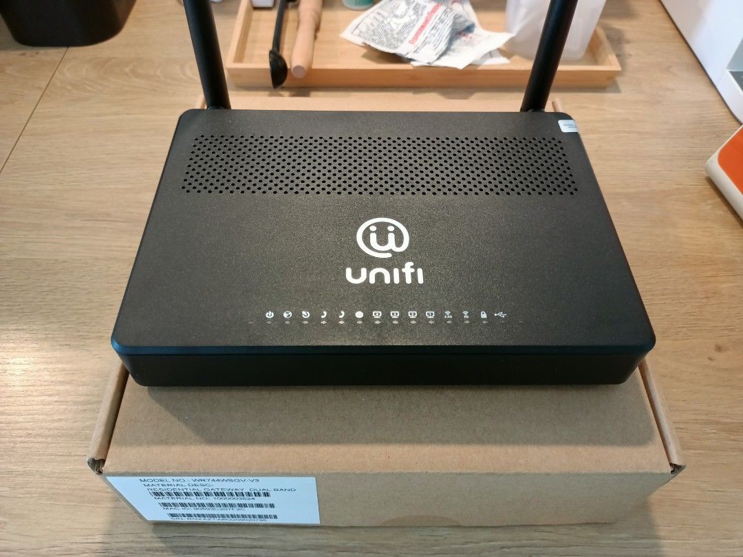 Unifi AZTech AC1200 Wireless Dual band gigabit router WR744WSGVV3