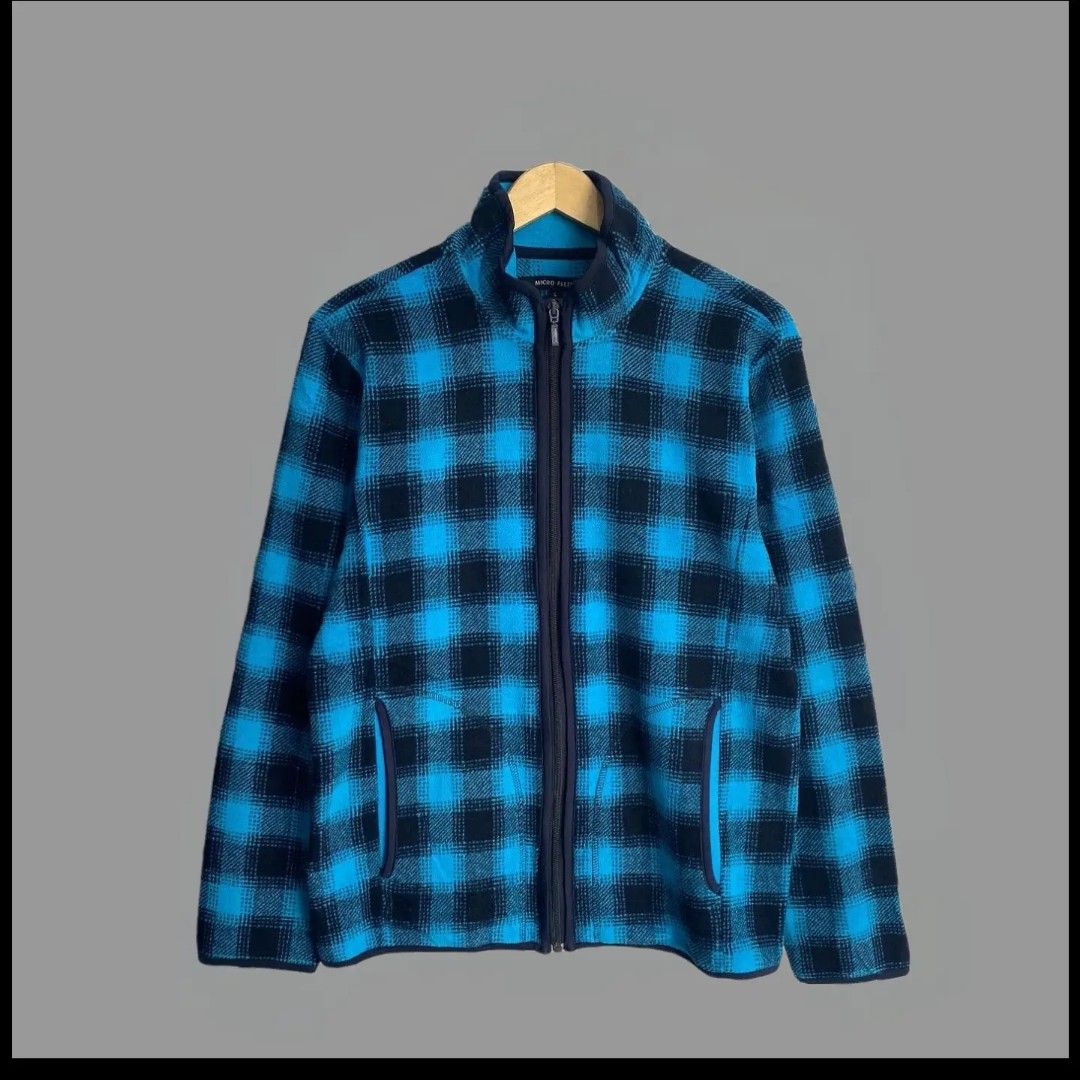 Uniqlo micro fleece Fesyen Pria Pakaian Atasan di Carousell