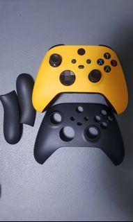 Xbox Controller w/ rechargeable battery, custom rubber grips and shell. with original shell and grips