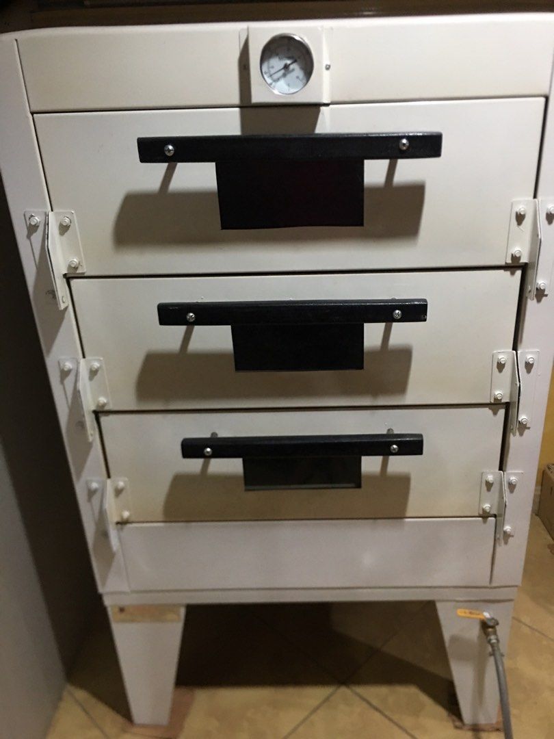 3 Deck Usabal Gas Oven (Category: Ovens & Toasters) located in Makati City. Submitted by elizuhh (Listing ID 1199687303, Image 1). Description: Details: 3 deck with glass window 6 trays capacity Oven thermostat Oven dimension: 148cm (height) x 90 cm(length) x 66cm (width) P32,000.