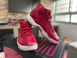 AIR JORDAN 11 (BRAND NEW)
