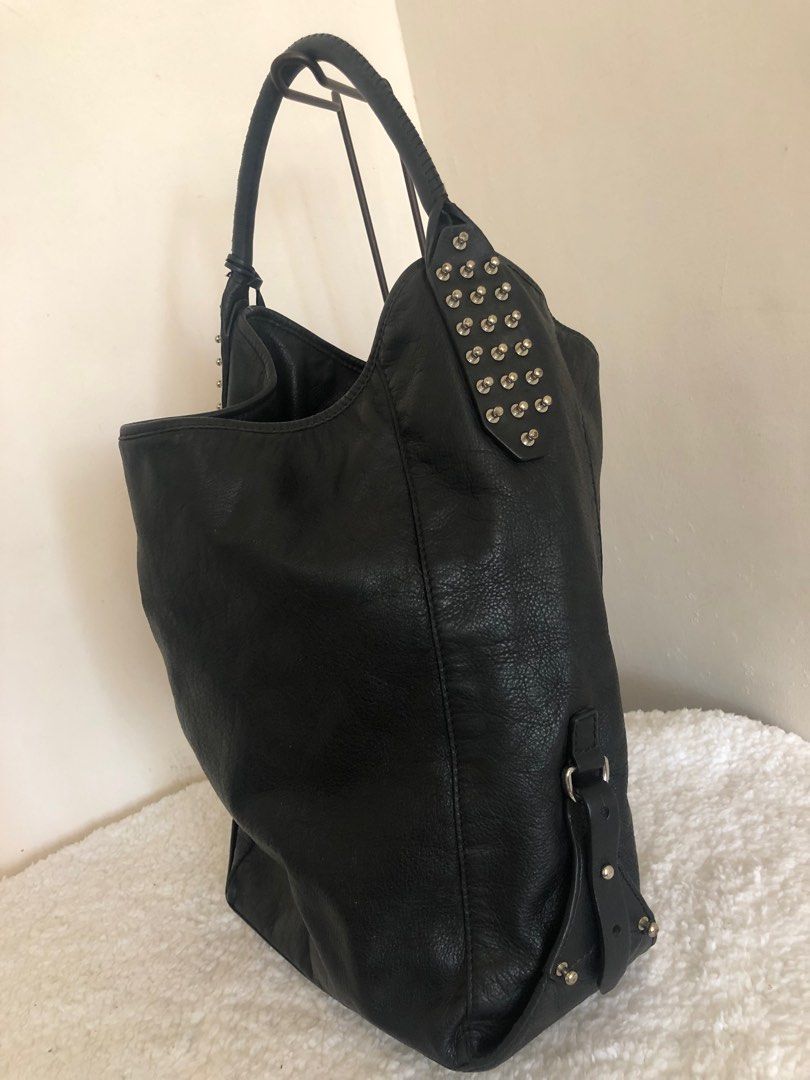 Alexander McQueen Bag (Category: Luxury Bags & Wallets) located in Davao. Submitted by john_canque (Listing ID 1199730813, Image 2). Description: 9.5/10 condition. .