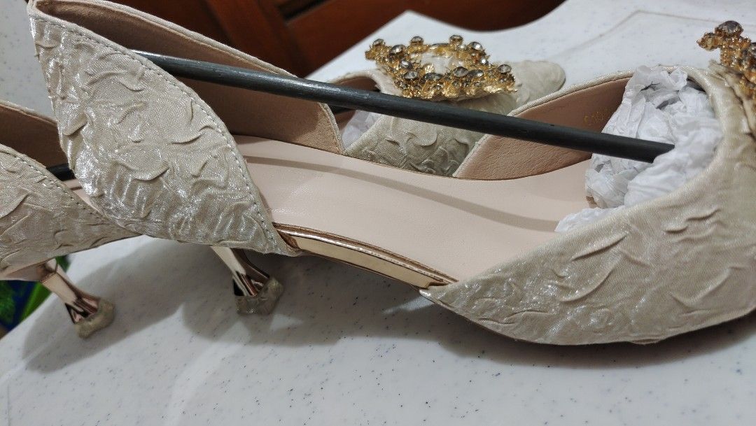 BEIGE SANDAL (sobrang ganda nito) (Category: Sandals) located in Mandaluyong City. Submitted by dds.md (Listing ID 1199819313, Image 1). Description: GORGEOUS not used, good as new pa po hindi lang po kasya sa akin, size 35 lang po ako size 38-39 need funds for charity....