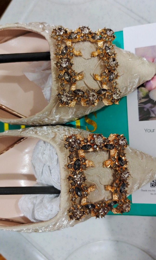 BEIGE SANDAL (sobrang ganda nito) (Category: Sandals) located in Mandaluyong City. Submitted by dds.md (Listing ID 1199819313, Image 2). Description: GORGEOUS not used, good as new pa po hindi lang po kasya sa akin, size 35 lang po ako size 38-39 need funds for charity....