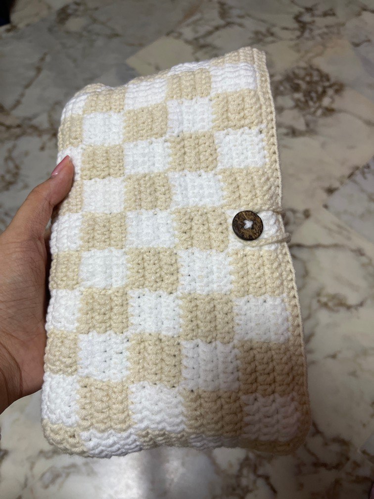 crocheted checkered book cover/sleeve, Hobbies & Toys, Books