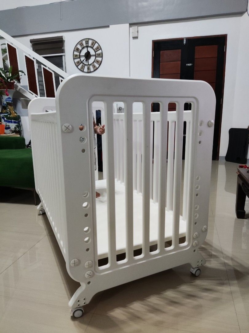 Cuddlebug bailey 2 in 1 crib, Babies & Kids, Baby Nursery & Kids