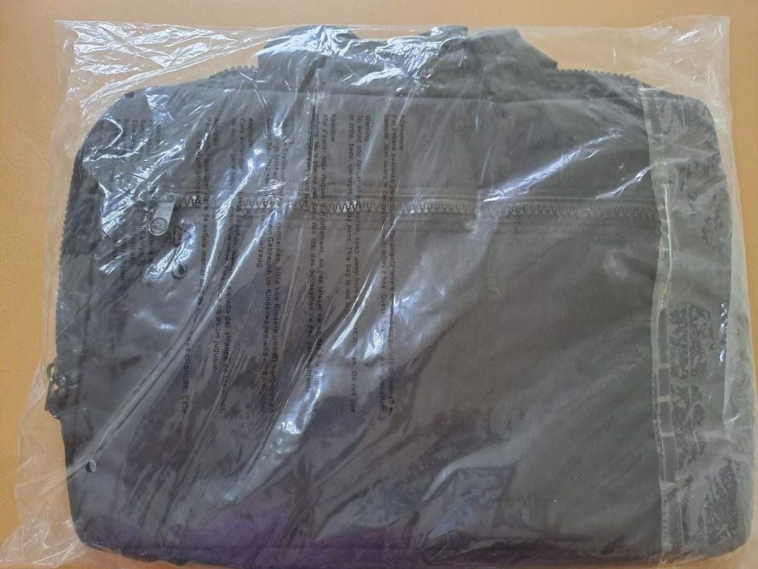 Document bag (Category: Briefcases) located in Singapore. Submitted by forward27 (Listing ID 1199692607, Image 2). Description: Size is about 36cm by 26cm..
