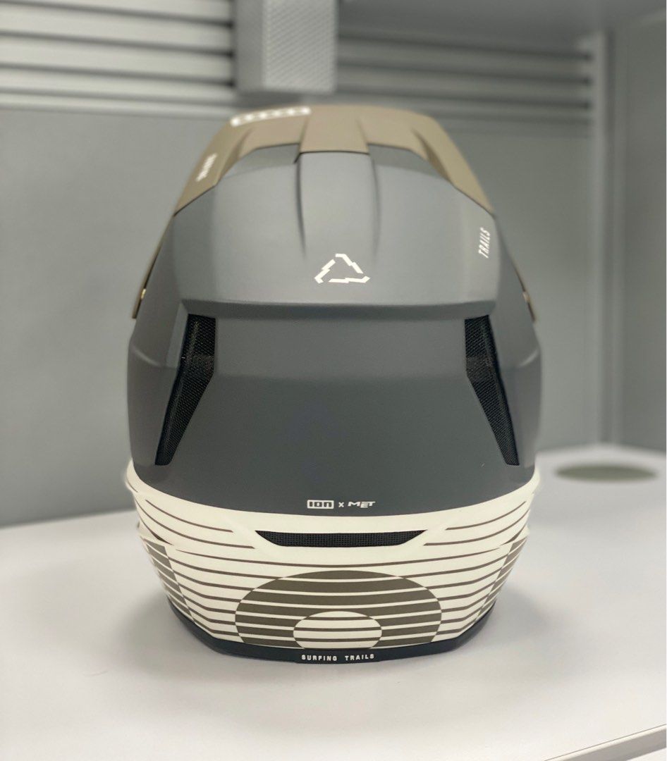 BNIBWT ION x MET Helmet Scrub Amp, Sports Equipment, Bicycles & Parts