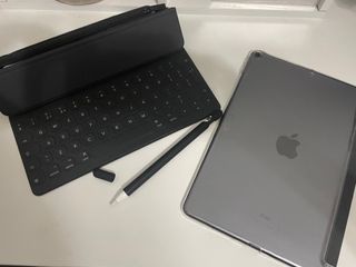 iPad Air 3 256GB w Smart Keyboard & Apple Pencil