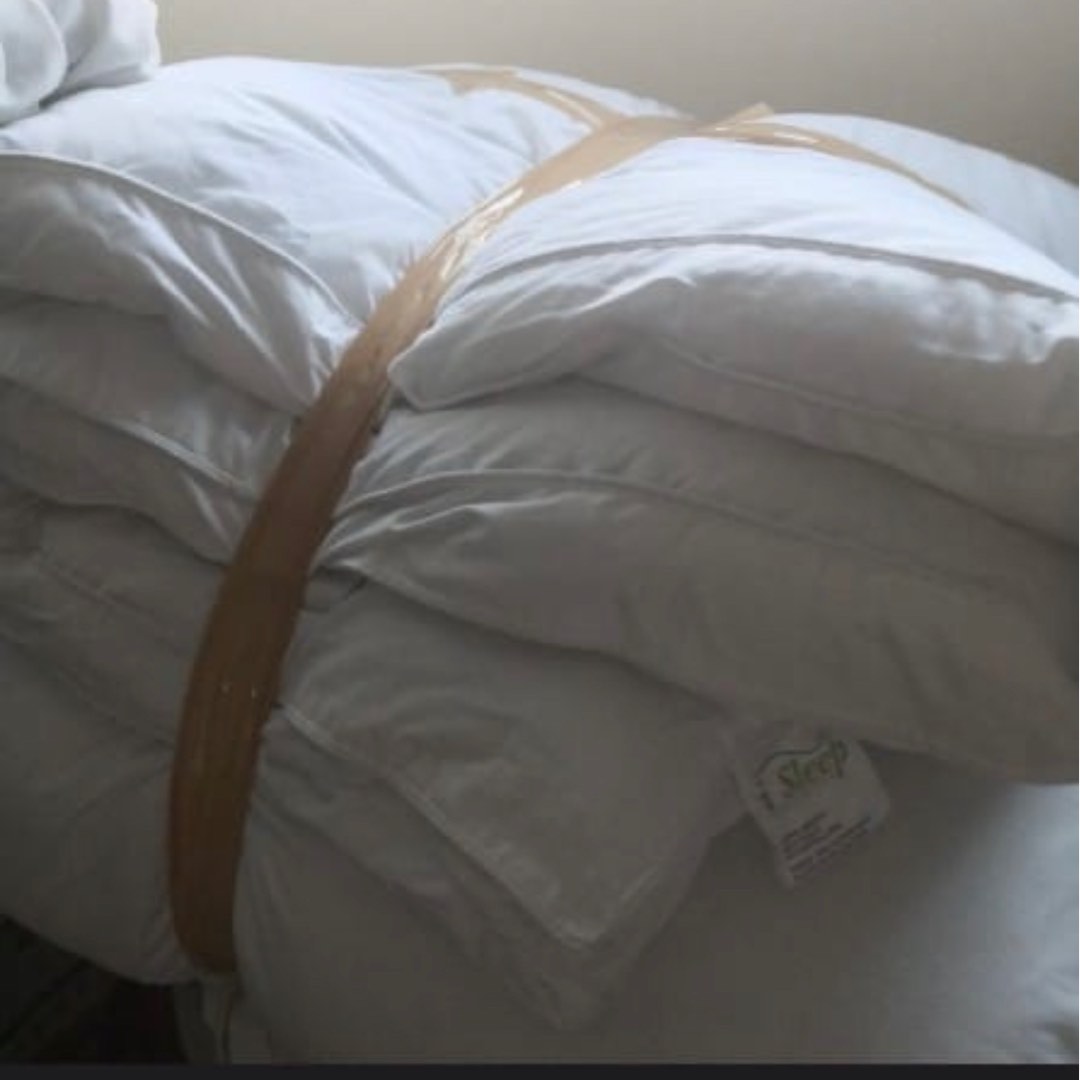 Mattress topper king size as good as new, Furniture & Home Living