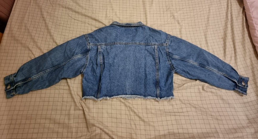 Pull & Bear Cropped Denim Jacket (Category: Coats, Jackets and Outerwear) located in Caloocan City. Submitted by jas_7 (Listing ID 1199643917, Image 2). Description: Pull & Bear Cropped Denim Jacket Size S on tag Oversized cropped fit ww photos on listing RFS: barely used and not my style anymore.