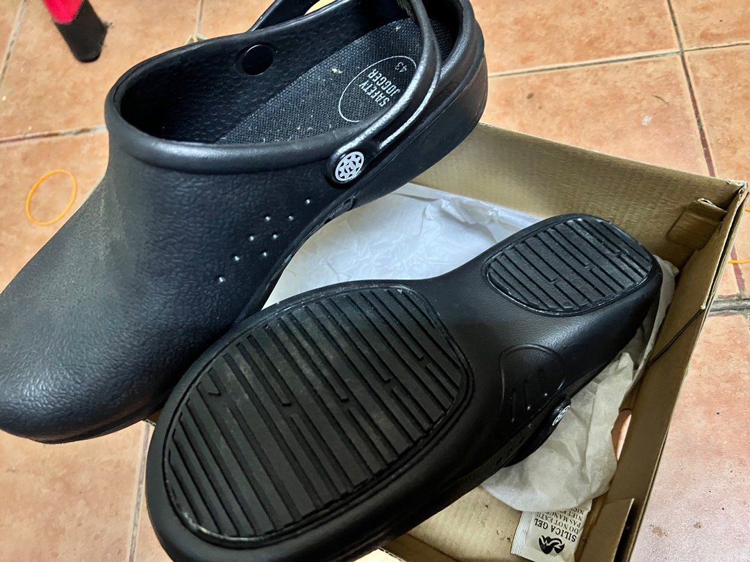SAFETY SHOES CUTTING CROCS, Men's Fashion, Footwear, Boots on Carousell