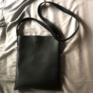 Straightforward leather tote bag