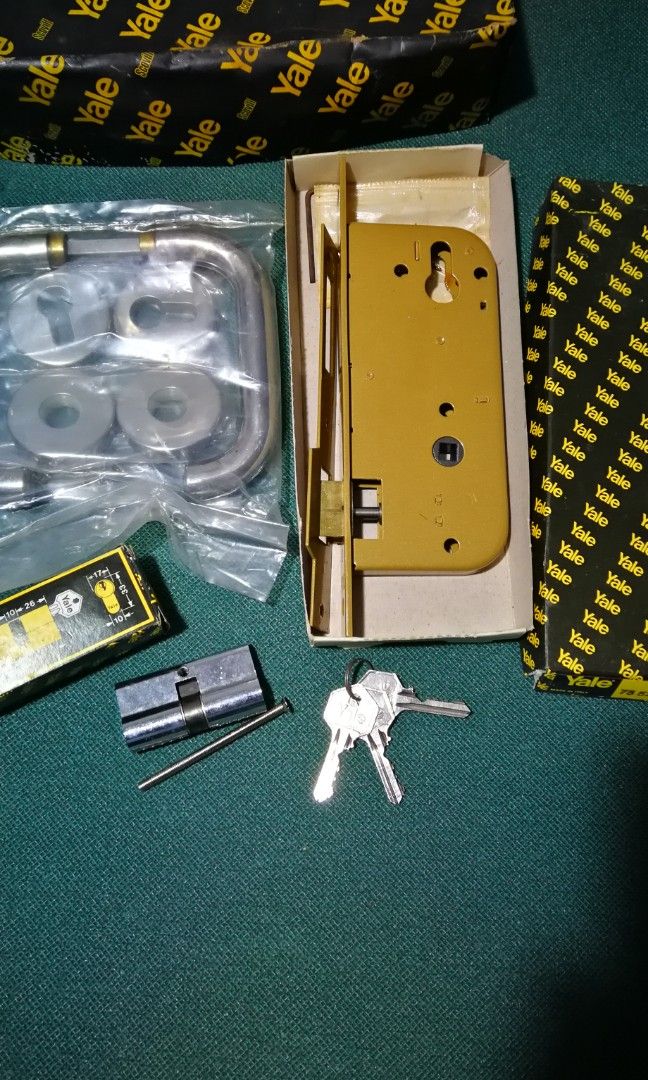 YALE door lock set, Furniture & Home Living, Security & Locks, Locks