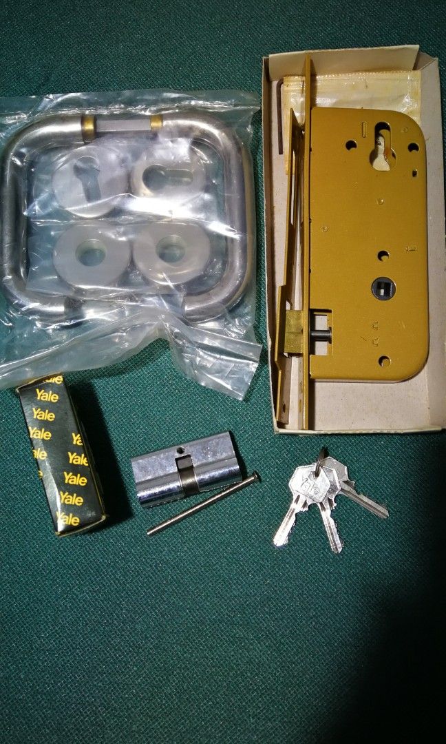 YALE door lock set, Furniture & Home Living, Security & Locks, Locks, Doors & Gates on Carousell