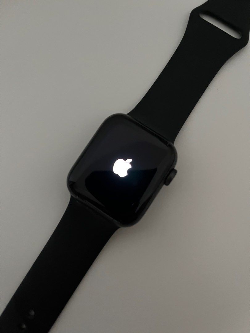 Apple Watch SE (Flashing Apple Logo), Mobile Phones & Gadgets