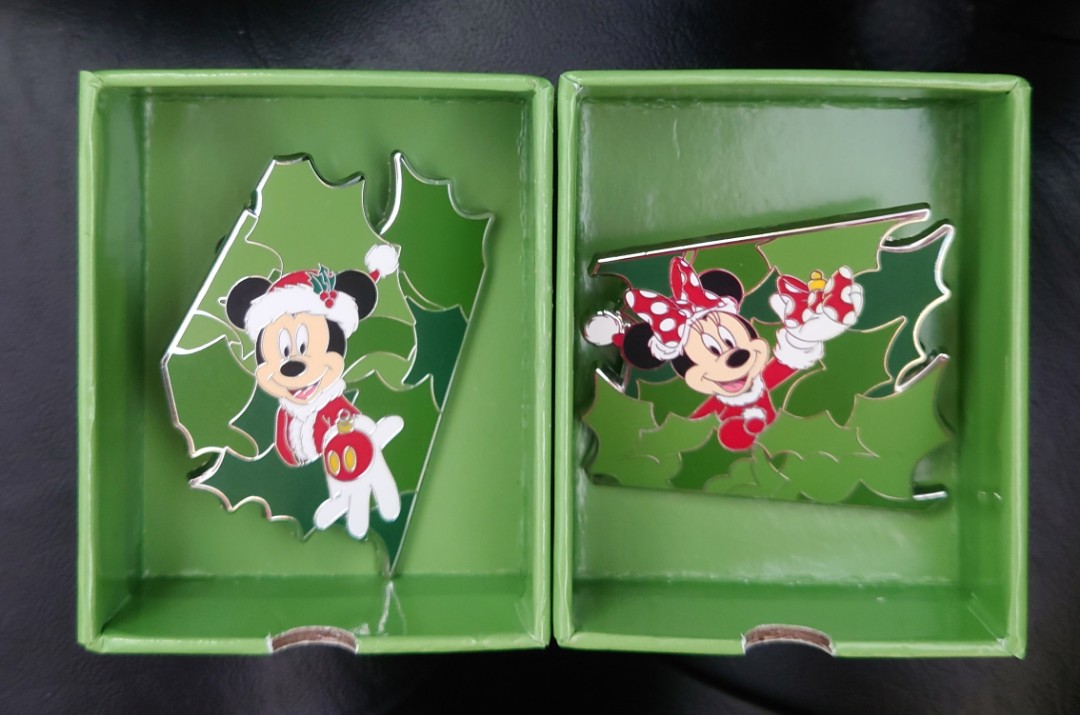 Disney advent calendar pin Christmas wreath Mickey Minnie Peterpan