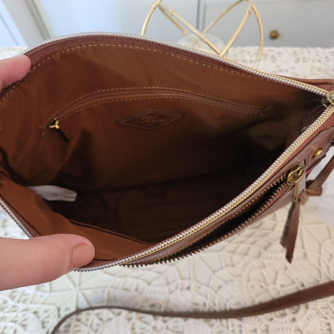 Fossil Farrah Crossbody Bag, Women's Fashion, Bags & Wallets, Crossbody Bags on Carousell