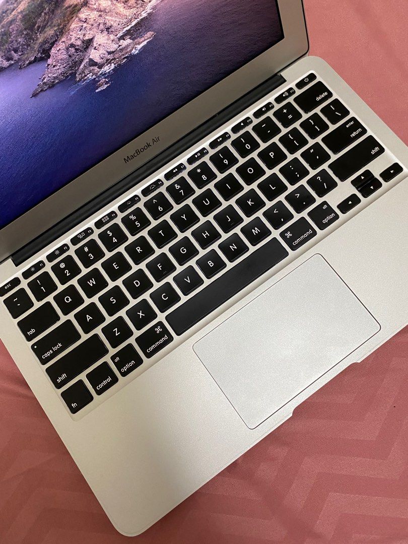 For sale MacBook Air 11inch 2014 (Category: Laptops & Notebooks) located in Makati City. Submitted by stufflookup (Listing ID 1199980025, Image 2). Description: Lady-owned. In super duper very good condition. Nobody would think this is more than 5 years old. 99% makinis (pwede na rin 100% LOL). Well-taken care of. I have only used this for MS apps and Spotify and barely for Netflix. Never used for gaming. Pwedeng pwede po sa mga kasing arte ko sa