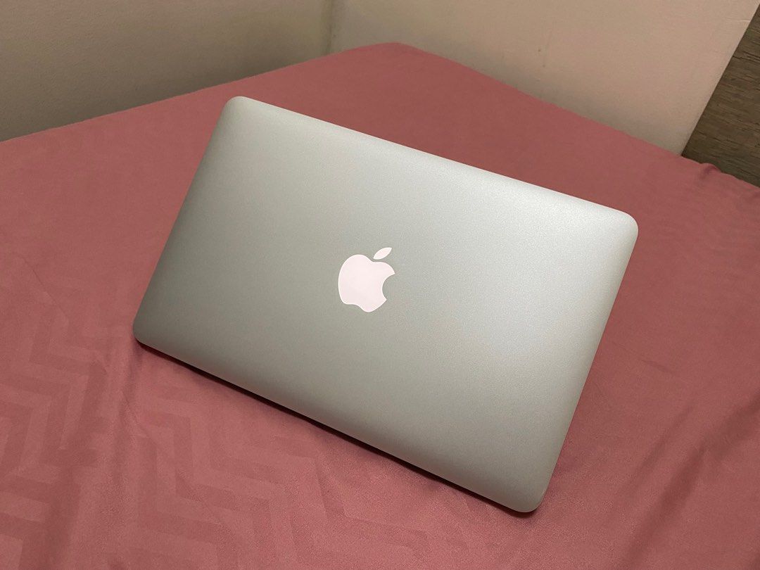 For sale MacBook Air 11inch 2014 (Category: Laptops & Notebooks) located in Makati City. Submitted by stufflookup (Listing ID 1199980025, Image 3). Description: Lady-owned. In super duper very good condition. Nobody would think this is more than 5 years old. 99% makinis (pwede na rin 100% LOL). Well-taken care of. I have only used this for MS apps and Spotify and barely for Netflix. Never used for gaming. Pwedeng pwede po sa mga kasing arte ko sa