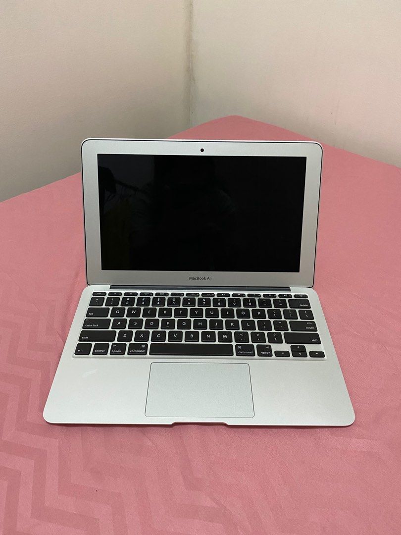 For sale MacBook Air 11inch 2014 (Category: Laptops & Notebooks) located in Makati City. Submitted by stufflookup (Listing ID 1199980025, Image 1). Description: Lady-owned. In super duper very good condition. Nobody would think this is more than 5 years old. 99% makinis (pwede na rin 100% LOL). Well-taken care of. I have only used this for MS apps and Spotify and barely for Netflix. Never used for gaming. Pwedeng pwede po sa mga kasing arte ko sa