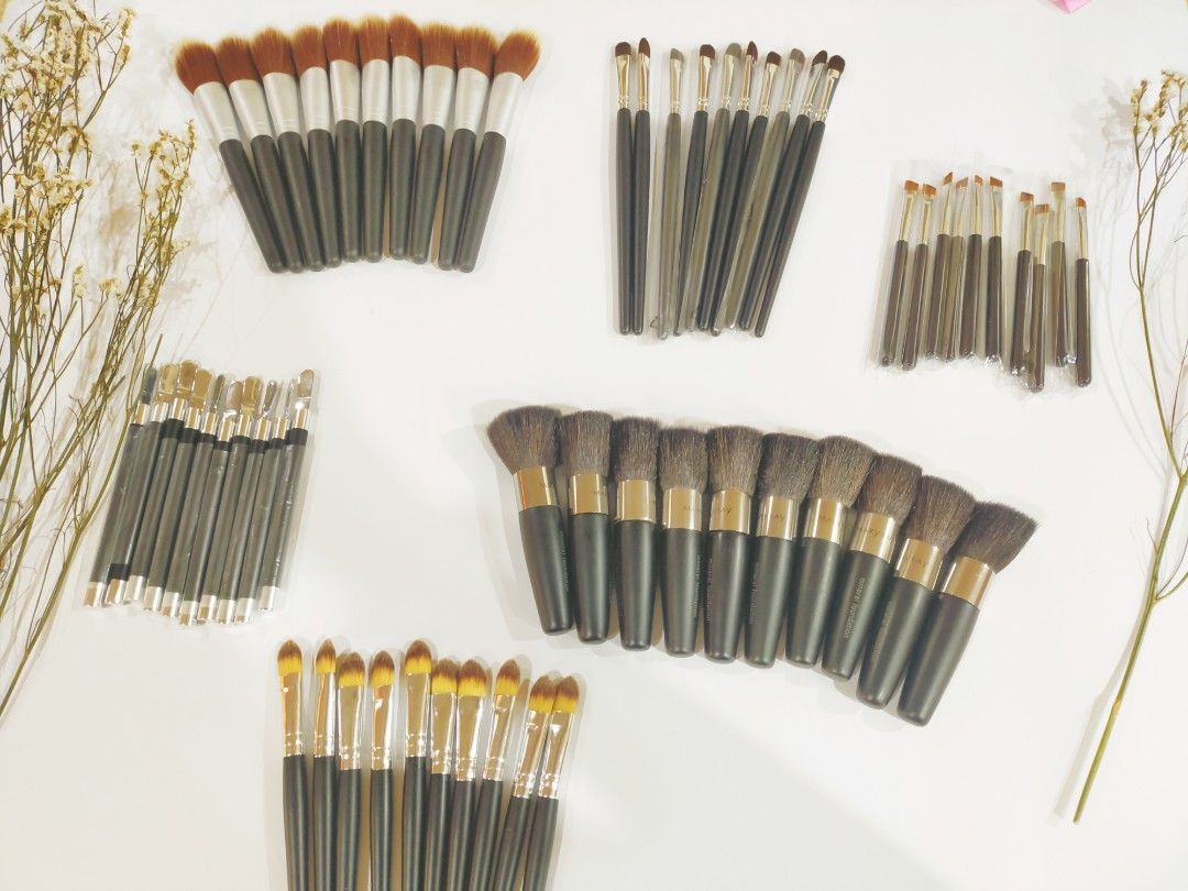 Make up Brushes 60pcs Wholesale (Category: Makeup) located in Quezon City. Submitted by floreskari78555 (Listing ID 1199828246, Image 1). Description: Make up Brushes 60pcs Wholesale -Angled Eyebrow Brush 10pcs -Mary Kay Mineral Foundation Brush 10pcs -Stippling Brush 10pcs -Round Make up Spatula Black 10pcs -Small Concealer Brush 10pcs -Eyeshadow & Concealer Brush 10pcs 60pcs Take all 1,400php For Sure buyer only We ship nationwide 📌 Gcash/Cod.