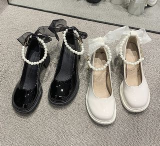 Mary Jane shoes in white, with pearls strap     ♡    小眾設計感    白色漆皮瑪麗珍鞋 珍珠一字帶  法式粗跟高跟仙女風小皮鞋