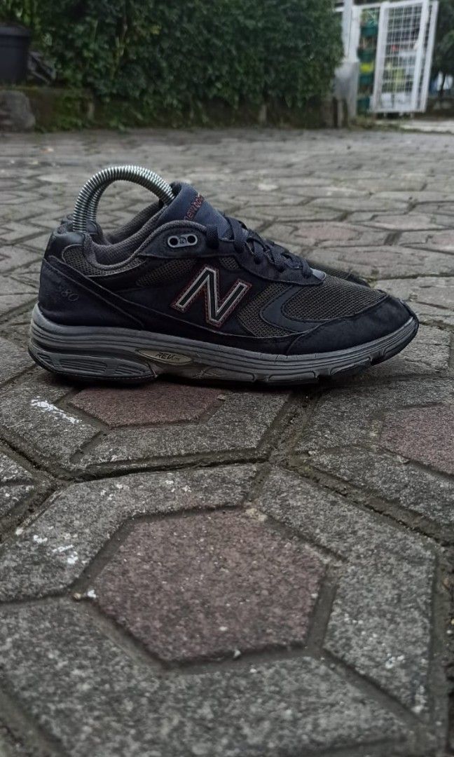 New balance 880 size 40.5 Fesyen Pria Sepatu Sneakers di Carousell