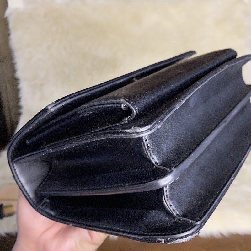 Paul’s Boutique Sling Bag PRELOVED (Category: Luxury Bags & Wallets) located in Leyte. Submitted by BaglegyaniJuaquinn (Listing ID 1199925404, Image 2). Description: Flaws 1. Light scratches at the front and back 2. Rubs on the corners of the bag , esp in the rubber lining 3. Paul’s Boutique Name in front a little faded 4. Gold hardware still at 80% 5. Inside needs cleaning 💟 Please manage your expectations when it comes to preloved items , than